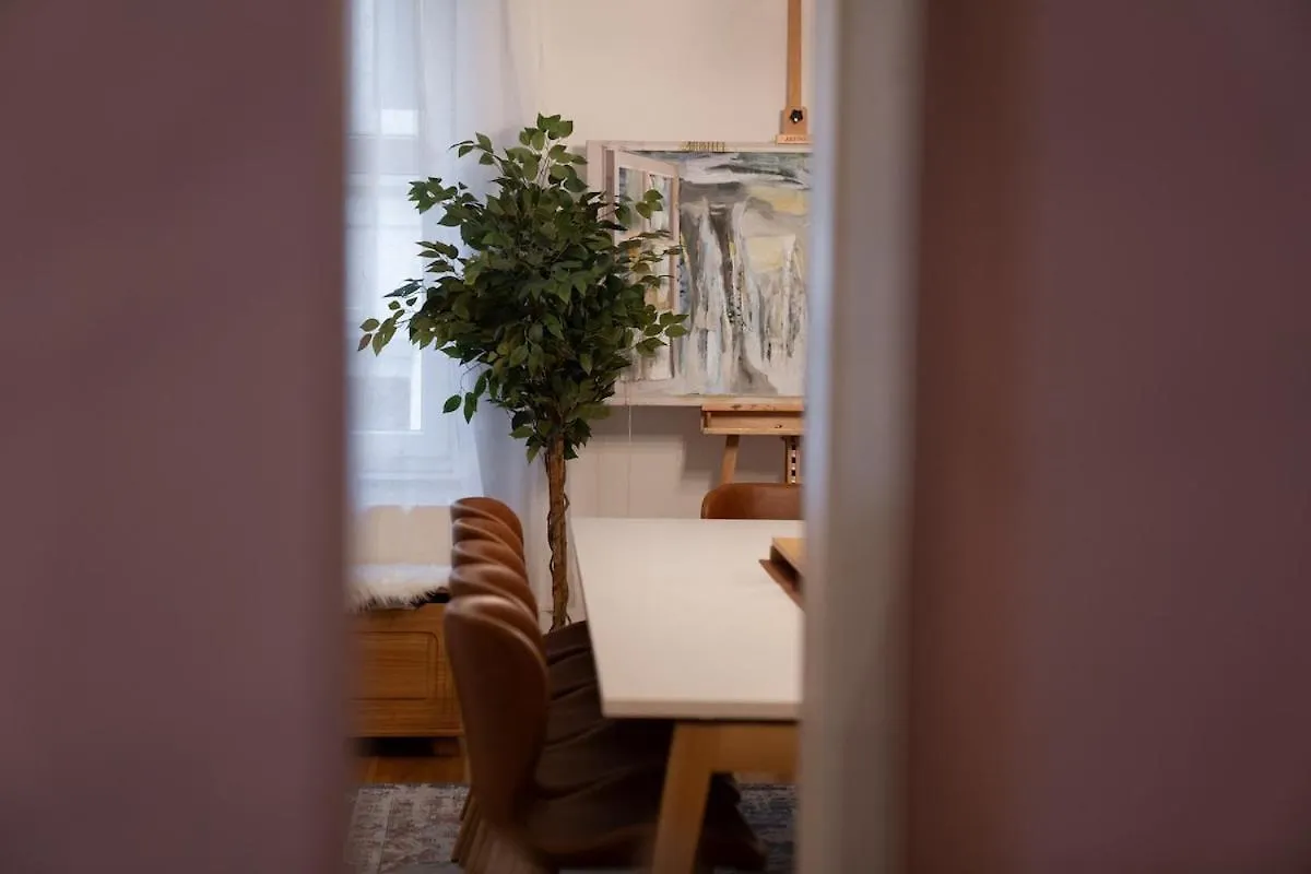 Апартаменты Atelier Leonhardszimmer - Tolle Location In Stuttgarter Innenstadt